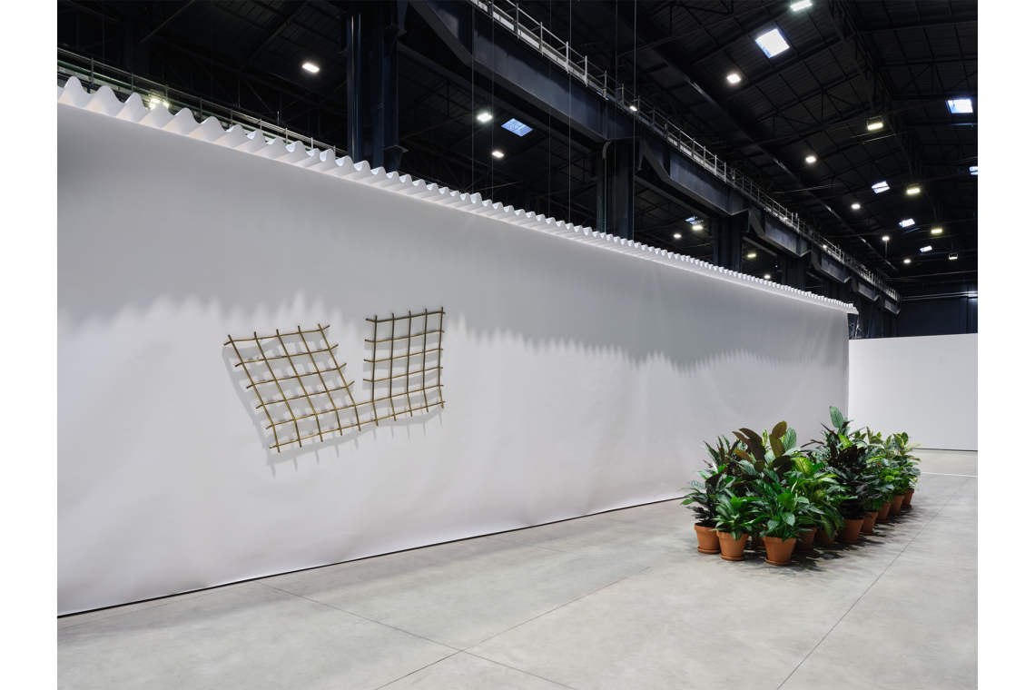 Luciano Fabro Habitat (di Rotterdam), 1981 Veduta dell’installazione, Pirelli HangarBicocca, Milano, 2026 Ricostruzione a cura di Silvia Fabro (Archivio Luciano e Carla Fabro) Courtesy Pirelli HangarBicocca, Milano Foto Agostino Osio