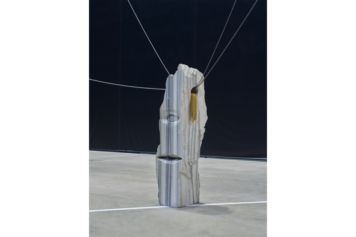 Luciano Fabro La Dialettica, 1985 Veduta dell’installazione, Pirelli HangarBicocca, Milano, 2026 Allestimento a cura di Silvia Fabro (Archivio Luciano e Carla Fabro) The Museum of Modern Art, New York. The Norman and Rosita Winston Foundation, Inc. Fund and purchase, 1986 (scultura in marmo) Collezione privata (orecchini e ragnatela) Courtesy Pirelli HangarBicocca, Milano Foto Agostino Osio