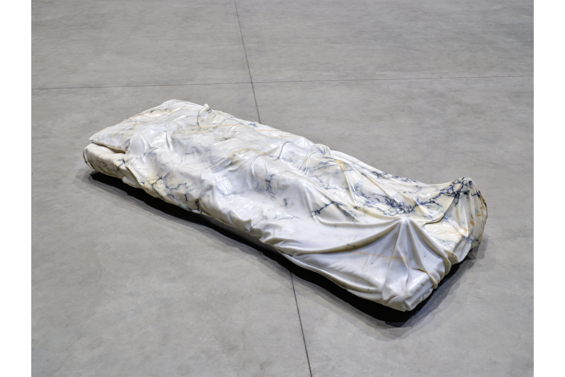 Luciano Fabro Io rappresento l’ingombro dell’oggetto nella vanità dell’ideologia. Lo spirato, 1968-73 Veduta dell’installazione, Pirelli HangarBicocca, Milano, 2026 Castello di Rivoli Museo di Arte Contemporanea, Rivoli-Torino, in comodato da Collezione privata Courtesy Pirelli HangarBicocca, Milano Foto Agostino Osio