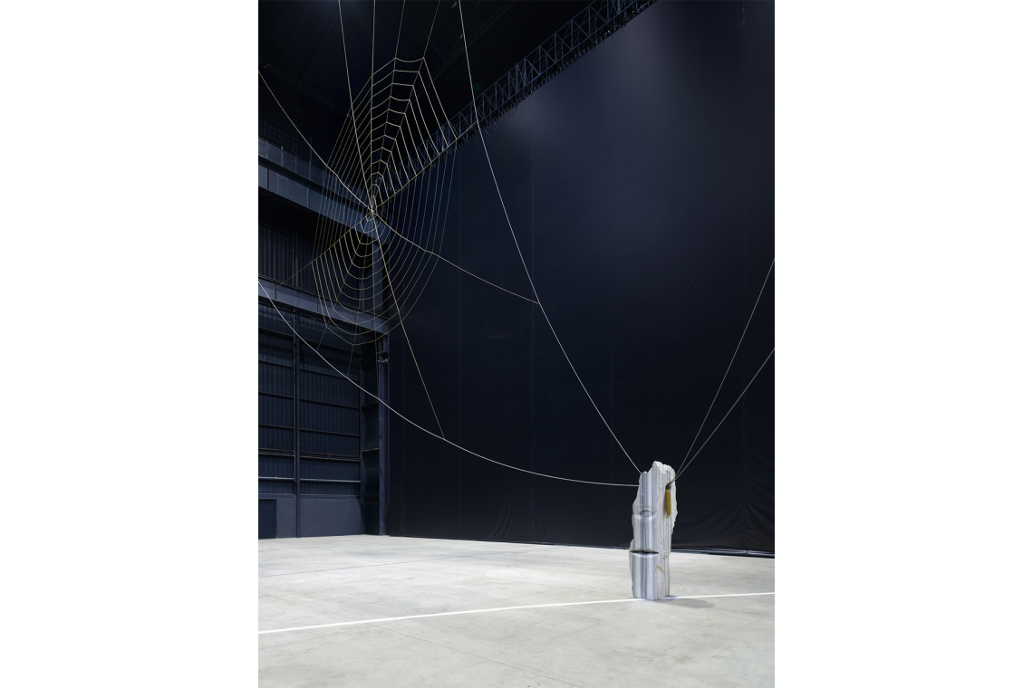 Luciano Fabro La Dialettica, 1985 Veduta dell’installazione, Pirelli HangarBicocca, Milano, 2026 Allestimento a cura di Silvia Fabro (Archivio Luciano e Carla Fabro) The Museum of Modern Art, New York. The Norman and Rosita Winston Foundation, Inc. Fund and purchase, 1986 (scultura in marmo) Collezione privata (orecchini e ragnatela) Courtesy Pirelli HangarBicocca, Milano Foto Agostino Osio