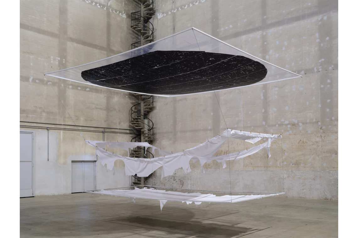 Luciano Fabro È la vita è la storia è la morale, 1995 Veduta dell’installazione, Pirelli HangarBicocca, Milano, 2026 Collezione privata Courtesy Pirelli HangarBicocca, Milano Foto Agostino Osio